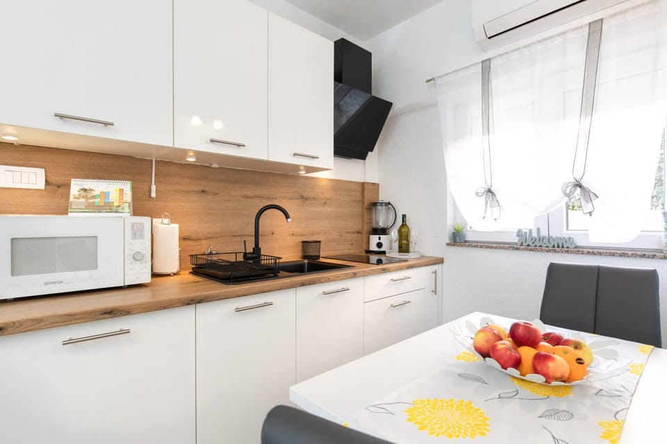 Coffee/tea facilities, Kitchen or kitchenette, Dining area, microwave, stove