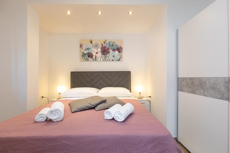 Bed, Bedroom, towels
