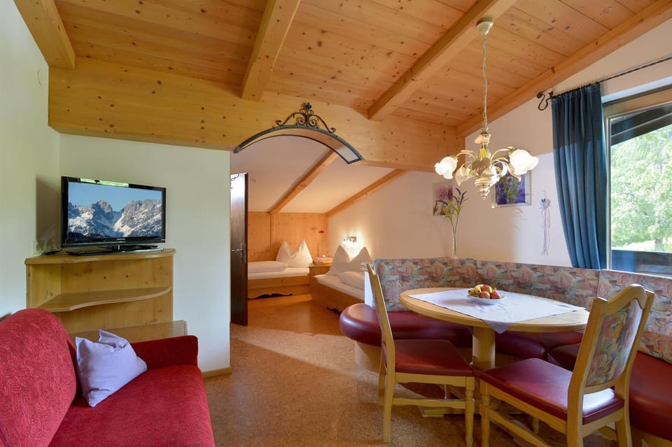 TV and multimedia, Seating area, Dining area
