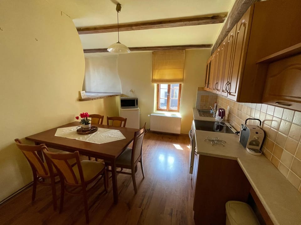 Kitchen or kitchenette, Dining area