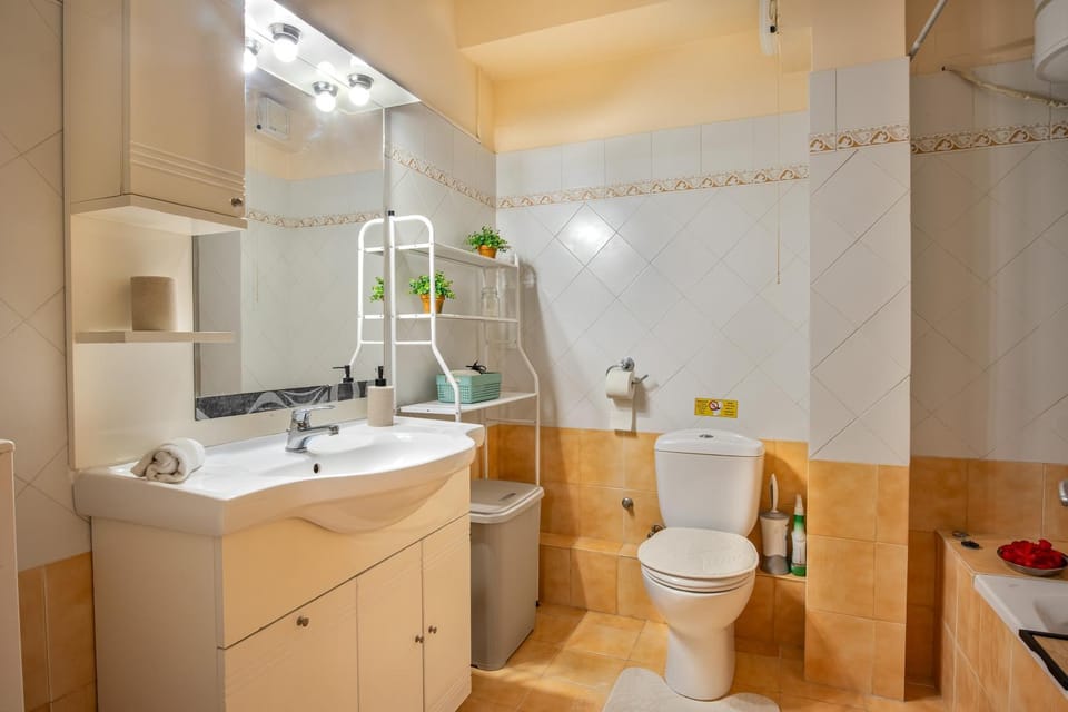 Toilet, Bathroom, Bathroom, Bath, Internal: Not applicable to any particular room