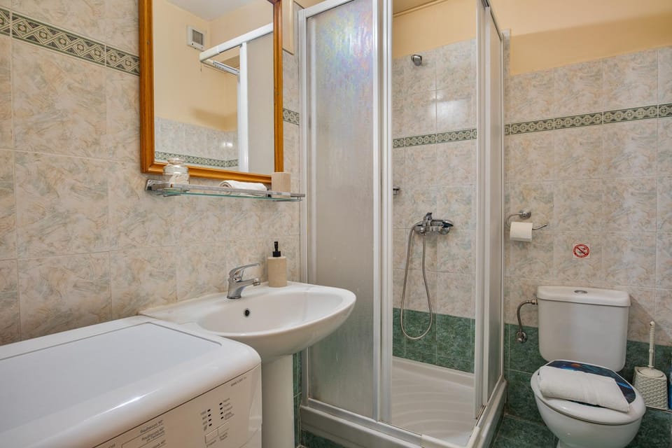 Shower, Toilet, Bathroom, Bathroom, washing machine, Internal: Not applicable to any particular room