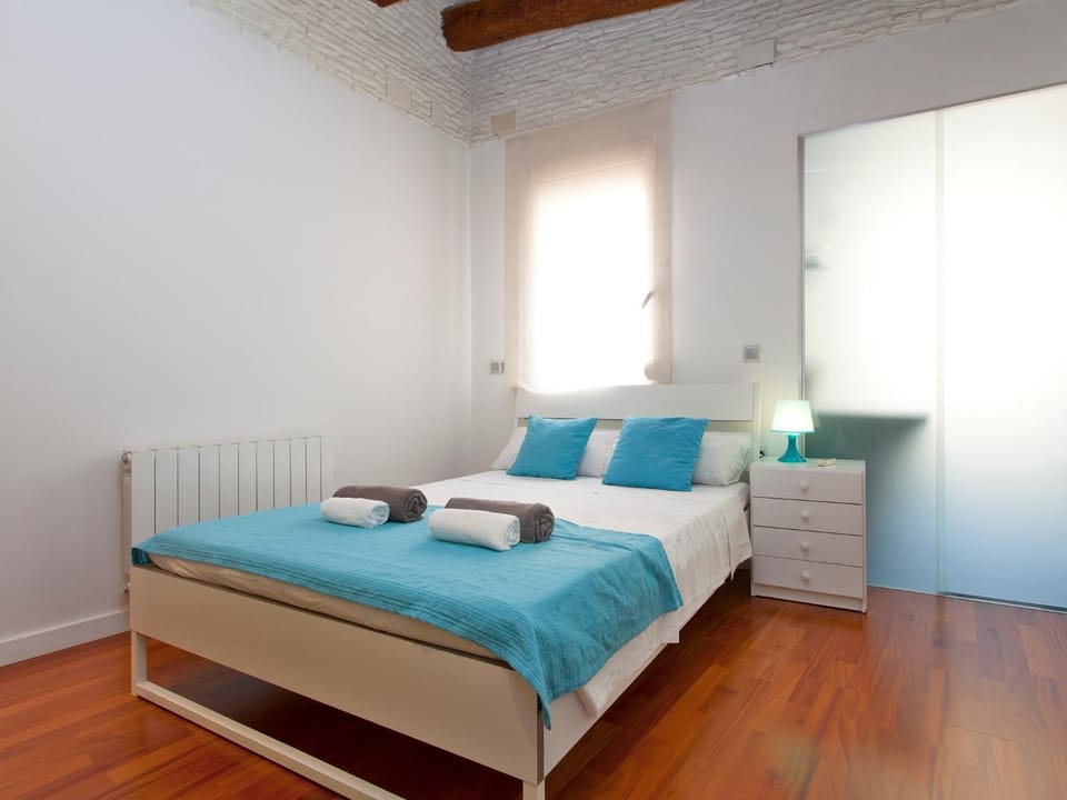 Photo of the whole room, cot