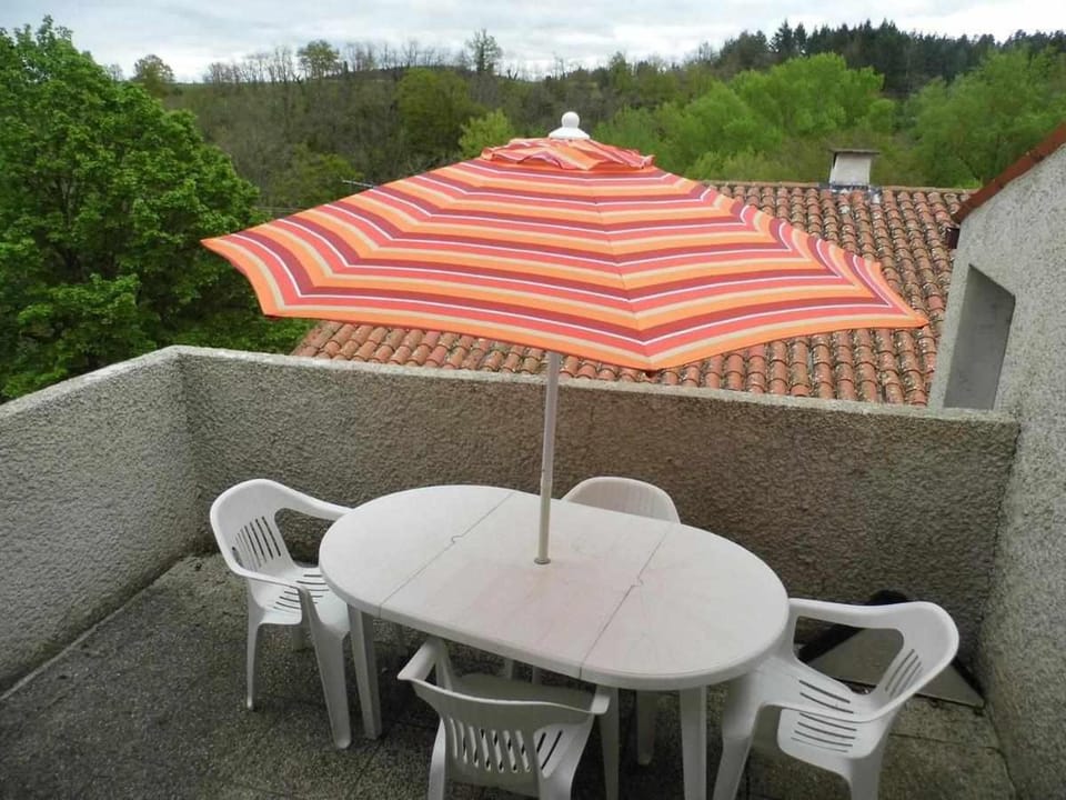 Joli petit T2 calme au bord de leau House in Auvergne-Rhône-Alpes