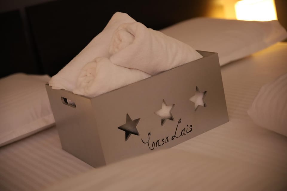 Bed, towels