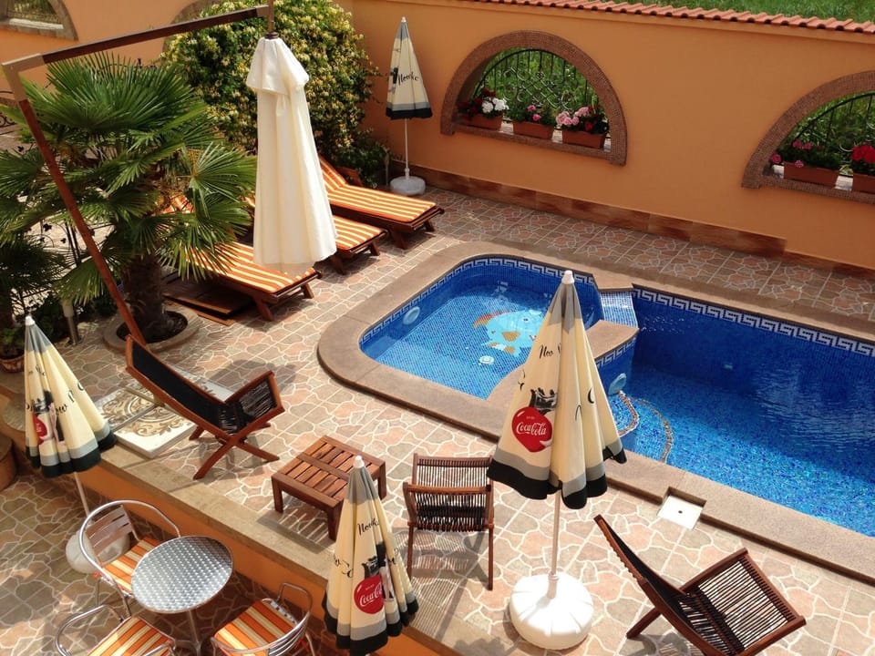 Day, Pool view