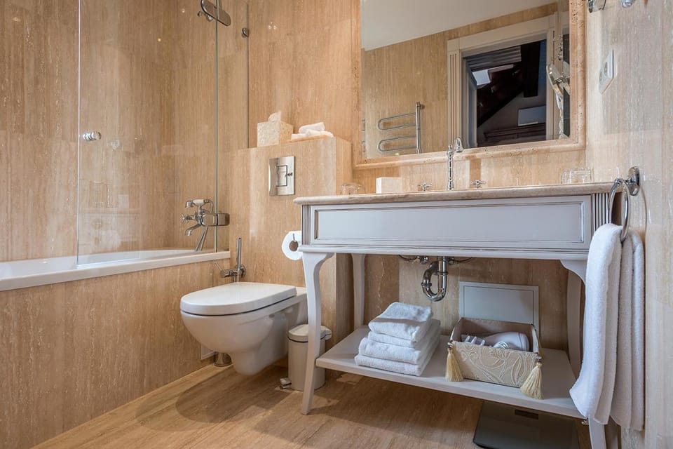 Shower, Toilet, Bathroom, TV and multimedia