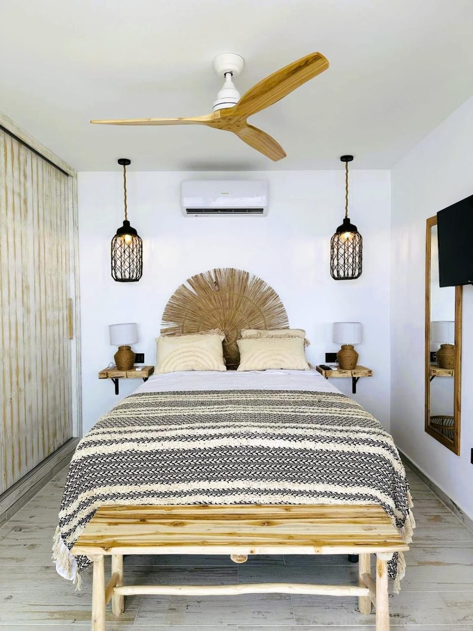 Bed, TV and multimedia, Bedroom