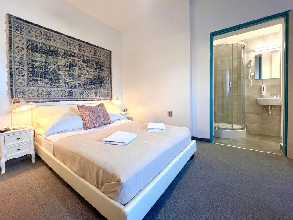 Shower, Bed, Bathroom, Photo of the whole room, Bedroom, towels