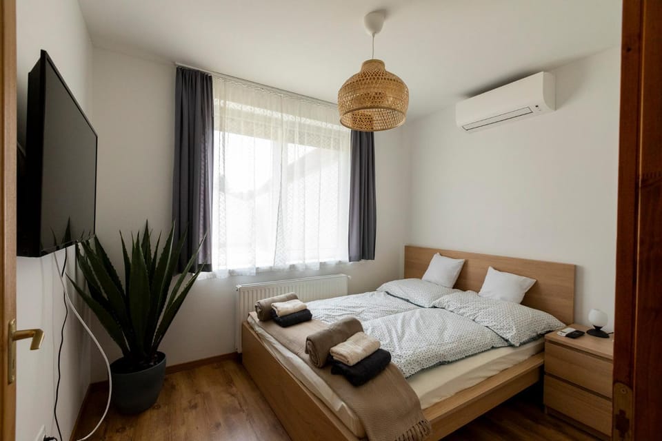 Bed, TV and multimedia, Bedroom, air conditioner