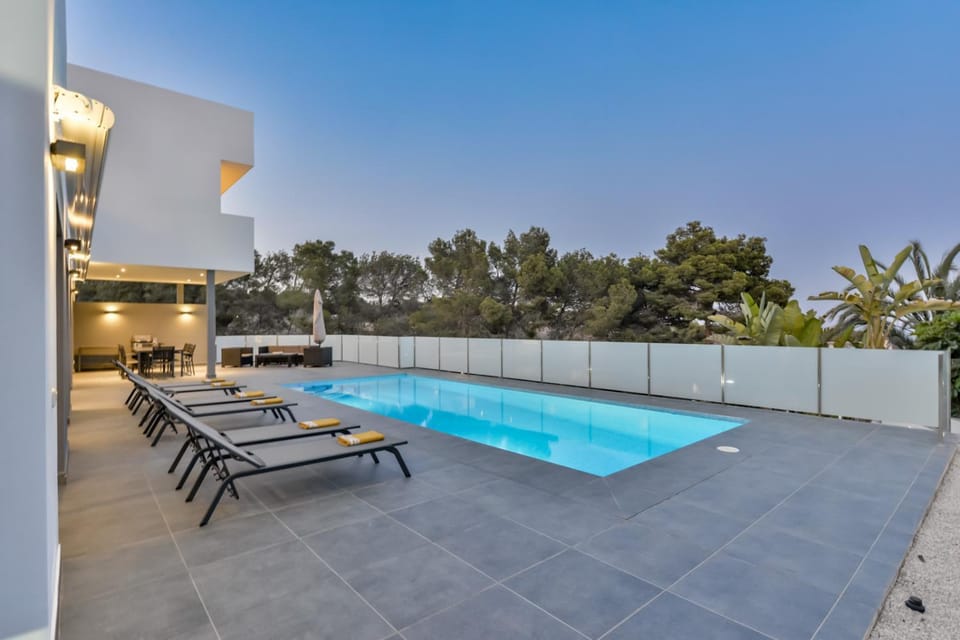 Swimming pool, sunbed