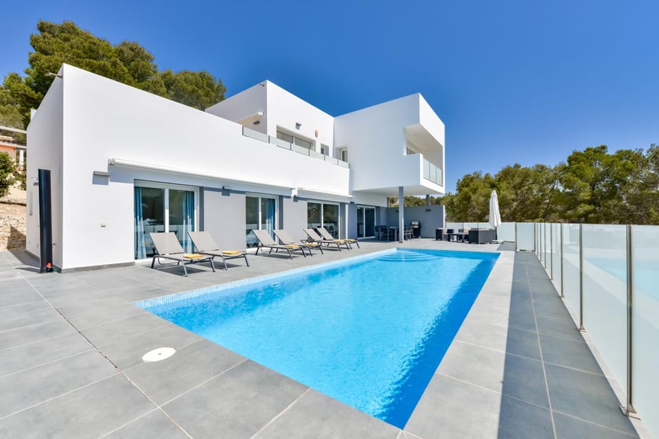 Property building, Swimming pool, sunbed