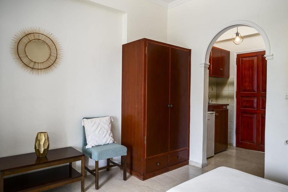 Photo of the whole room, Bedroom, wardrobe