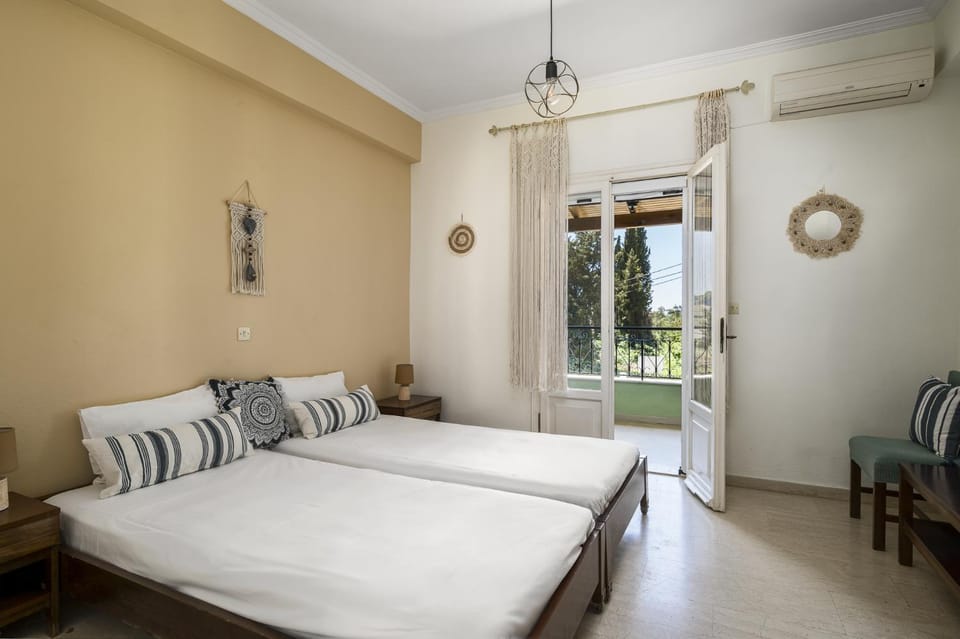 Photo of the whole room, Bedroom, air conditioner