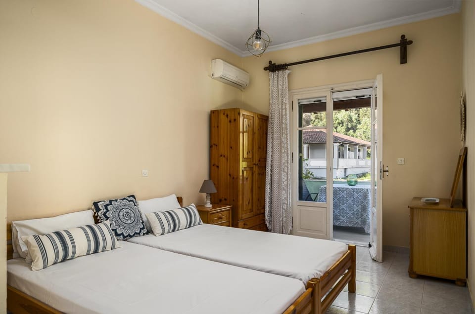 Bed, Photo of the whole room, Bedroom, wardrobe, air conditioner