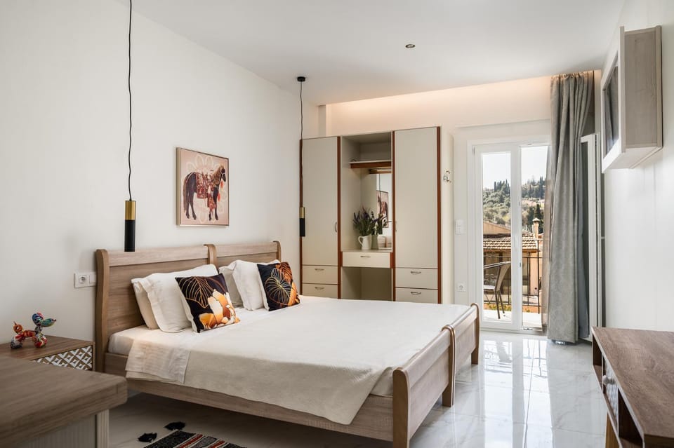 Bed, TV and multimedia, wardrobe