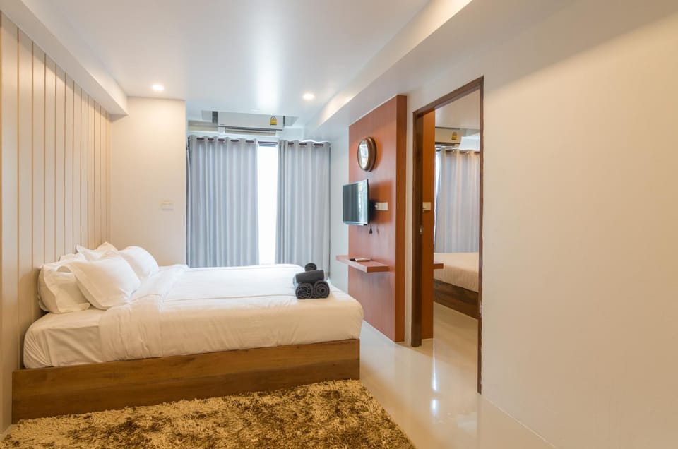 Bed, TV and multimedia, Living room, Decorative detail, Bedroom, Area and facilities