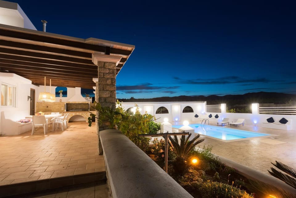 Shower, BBQ facilities, Garden, Dining area, Swimming pool, Swimming pool