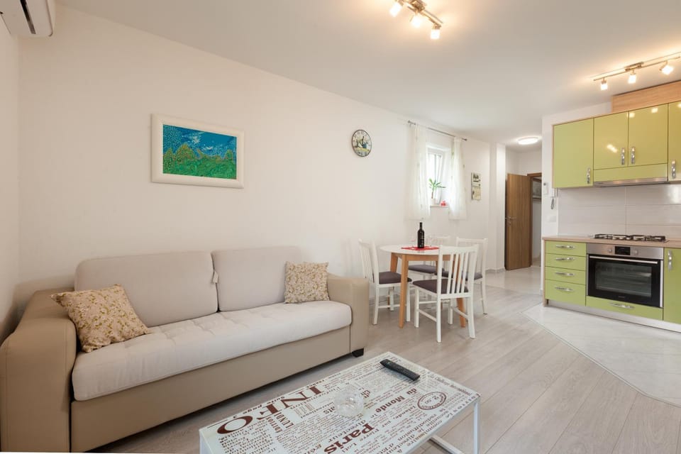 TV and multimedia, Kitchen or kitchenette, Living room, Seating area, Dining area