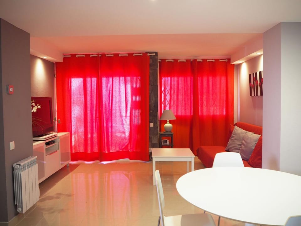 TV and multimedia, Living room, Lounge or bar, Seating area, Dining area