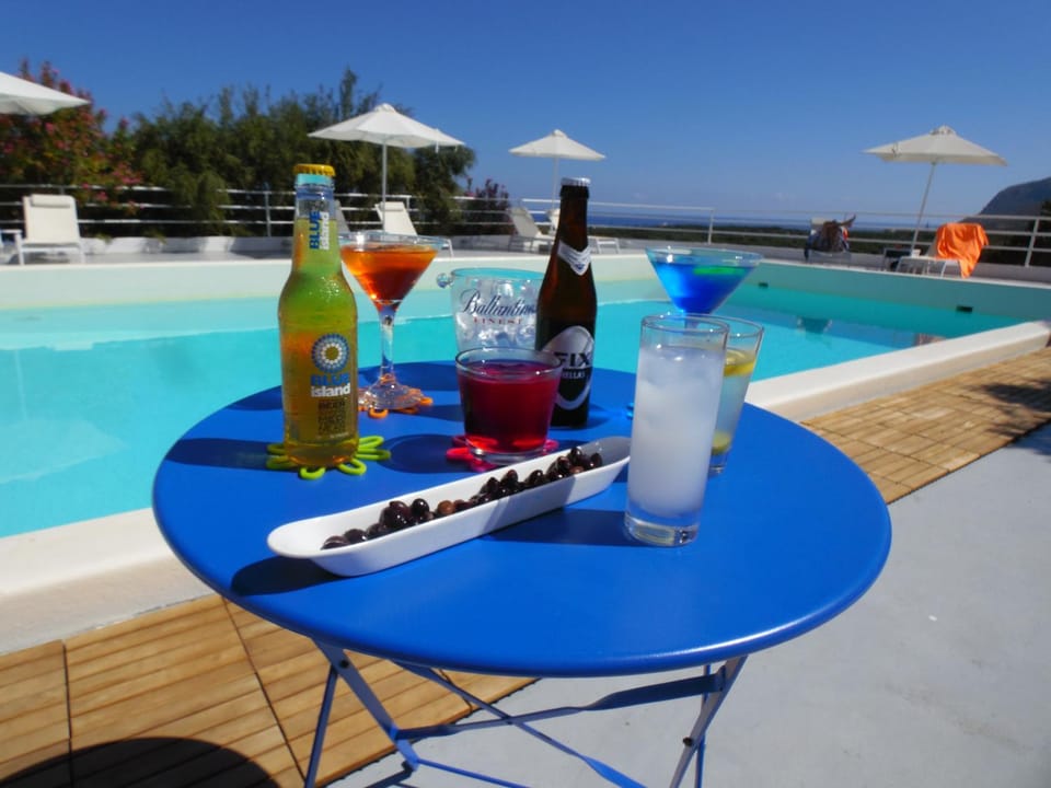 Lounge or bar, Pool view