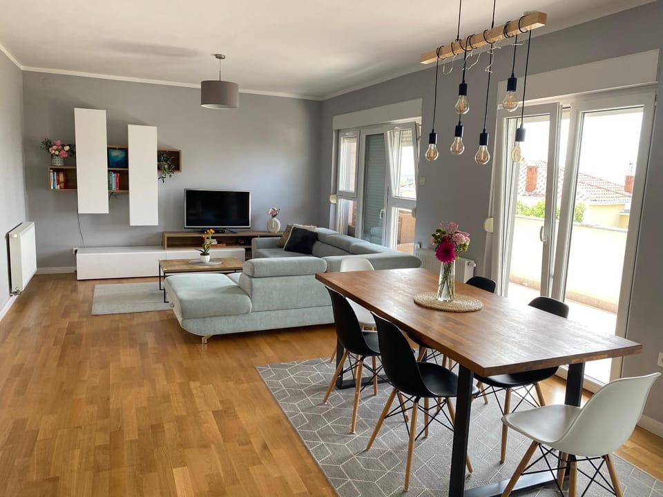 TV and multimedia, Living room, Seating area, Dining area