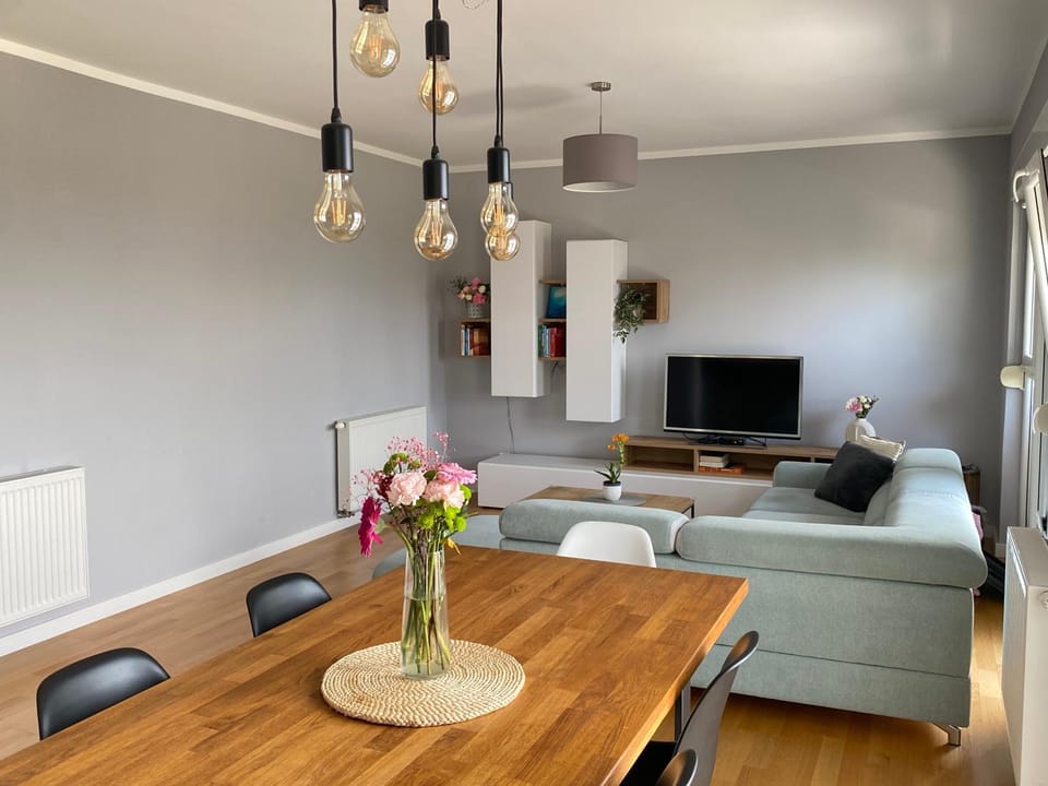 TV and multimedia, Living room, Seating area, Dining area