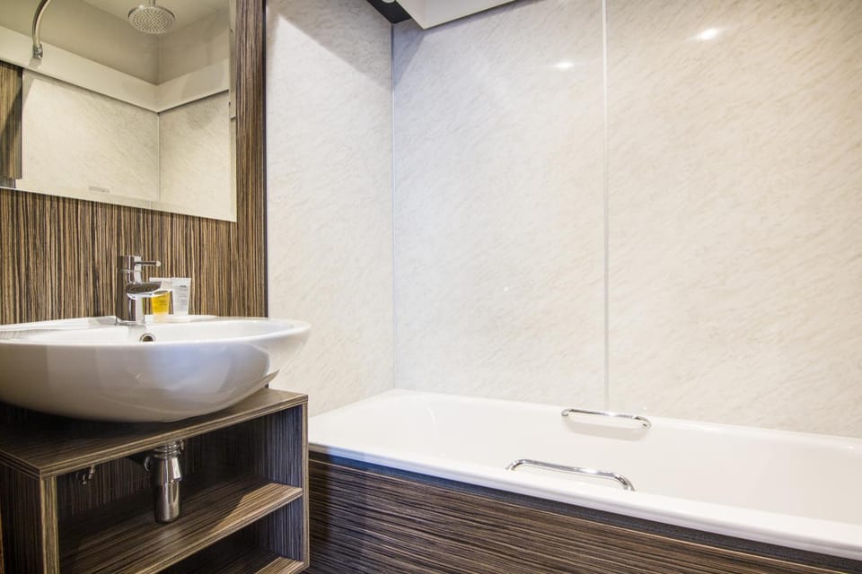 Shower, Spring, Day, Bathroom, Bedroom, On site