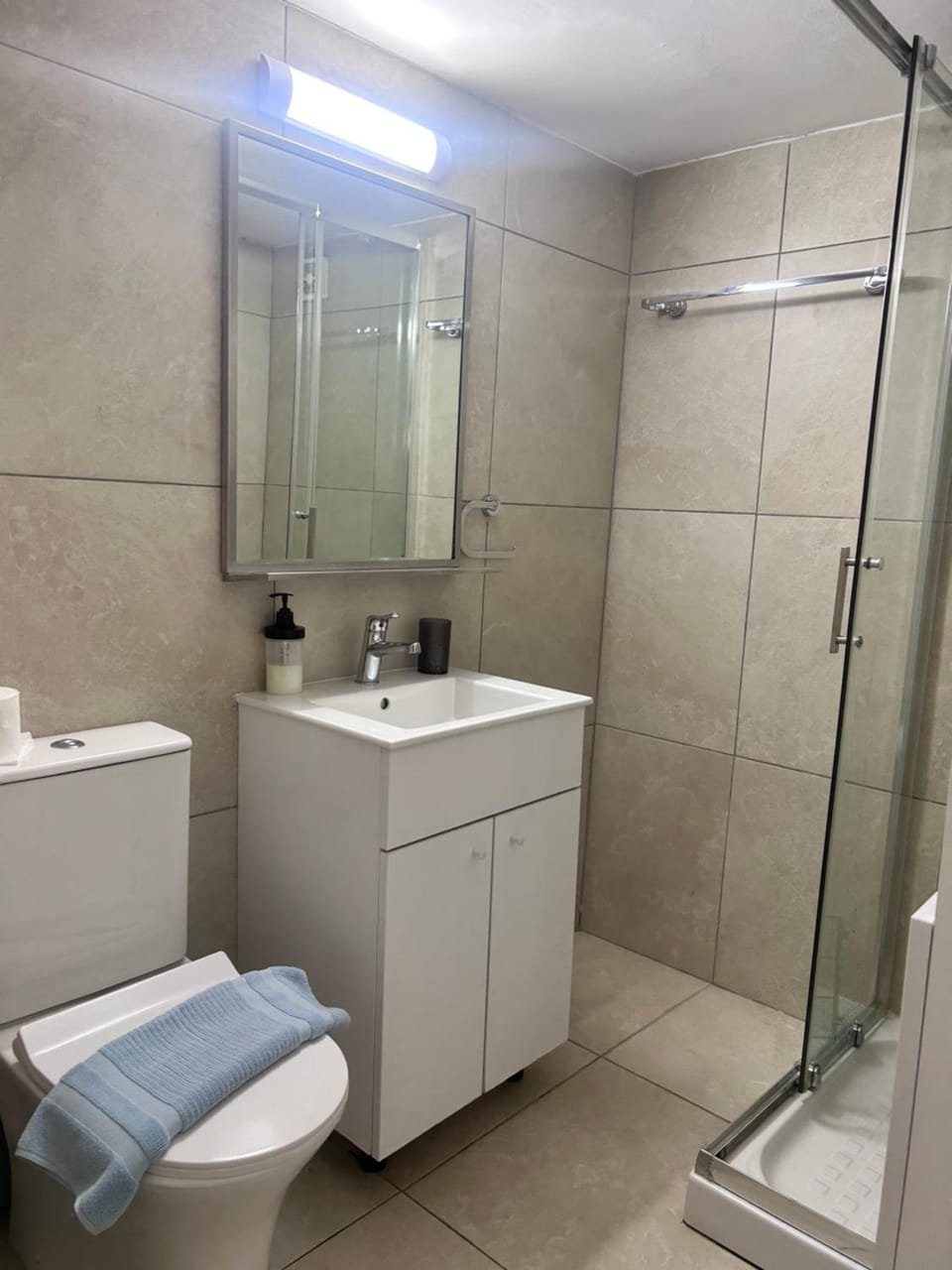 Shower, Toilet, towels