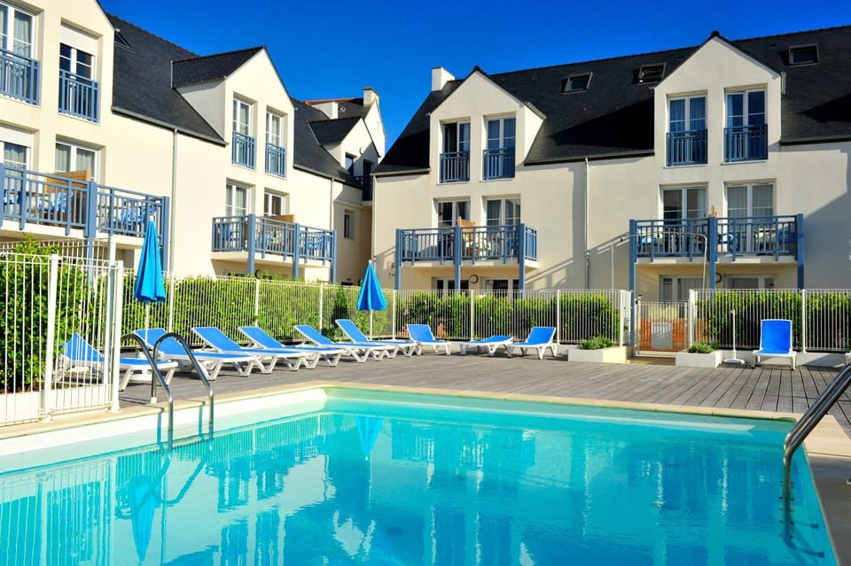 Facade/entrance, Swimming pool