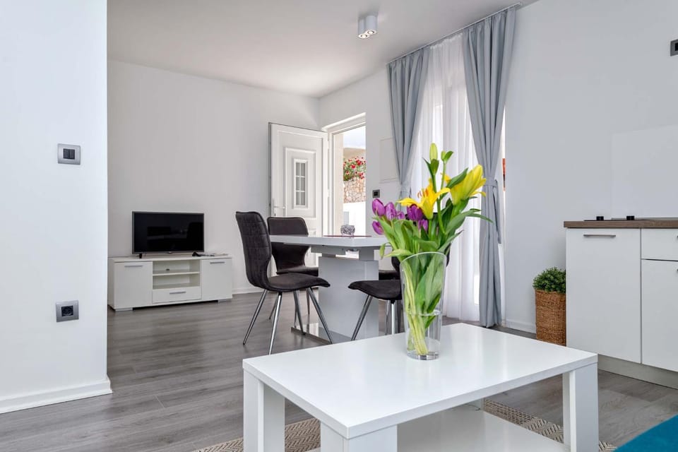 TV and multimedia, Kitchen or kitchenette, Decorative detail, Seating area, Dining area