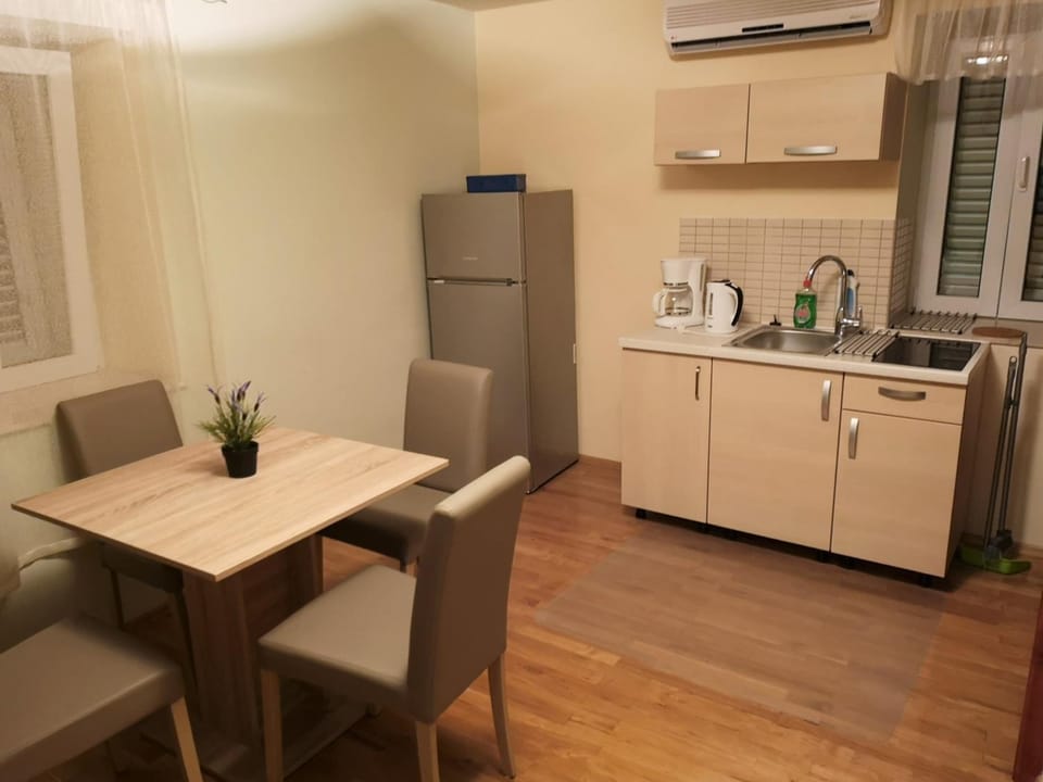 Coffee/tea facilities, Kitchen or kitchenette, Living room, Seating area, Dining area