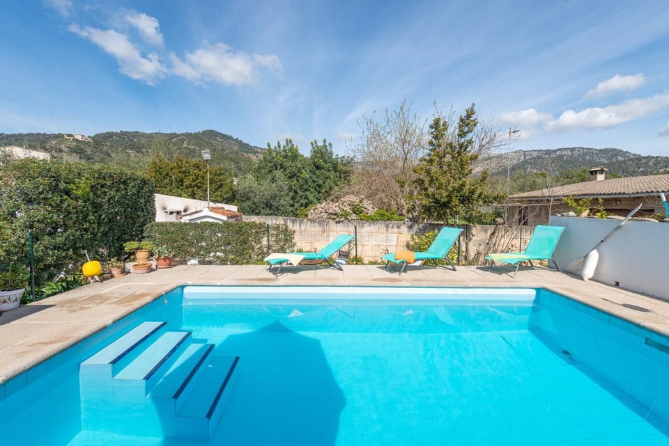 Swimming pool, sunbed