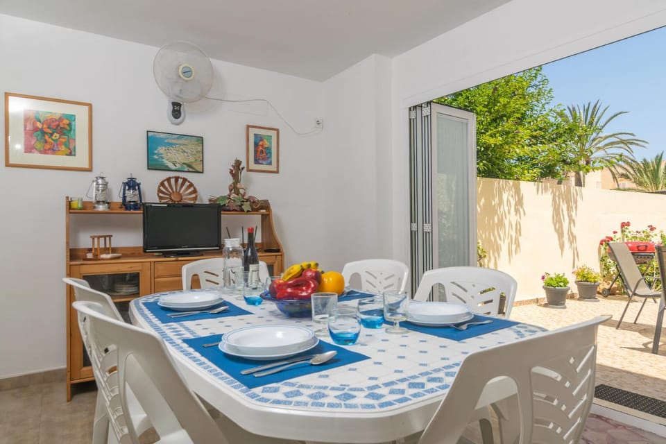 TV and multimedia, Balcony/Terrace, Dining area, fireplace