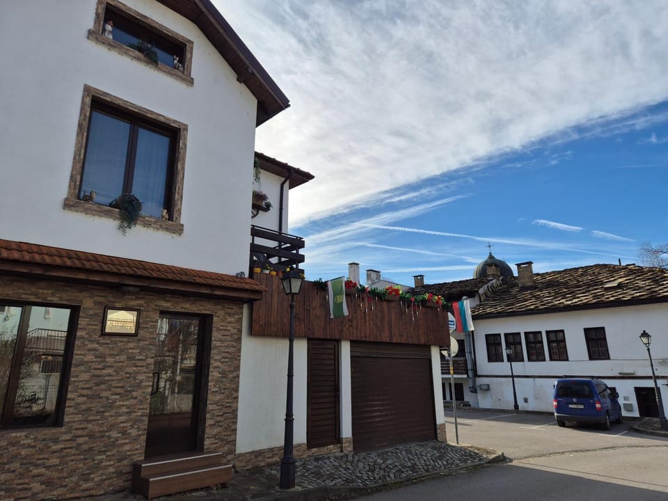 Property building, Day, Neighbourhood, Street view