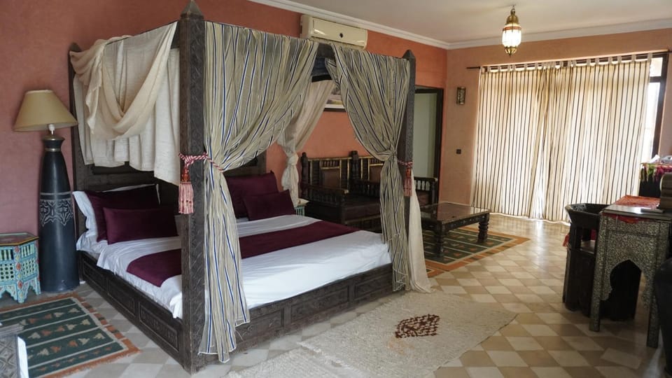 Bed, Living room, Photo of the whole room, Seating area, Bedroom