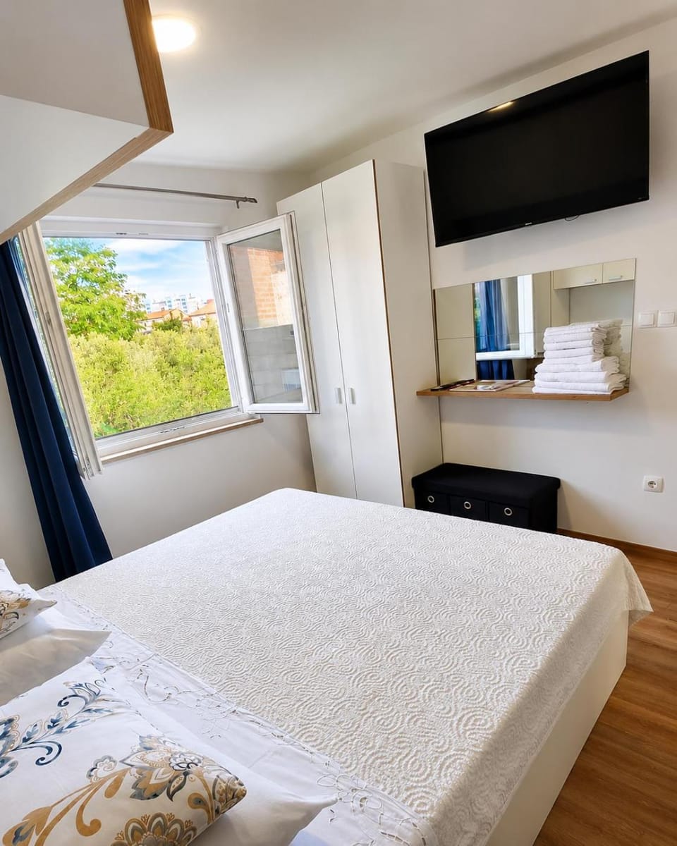 Bed, TV and multimedia, Bedroom, Garden view