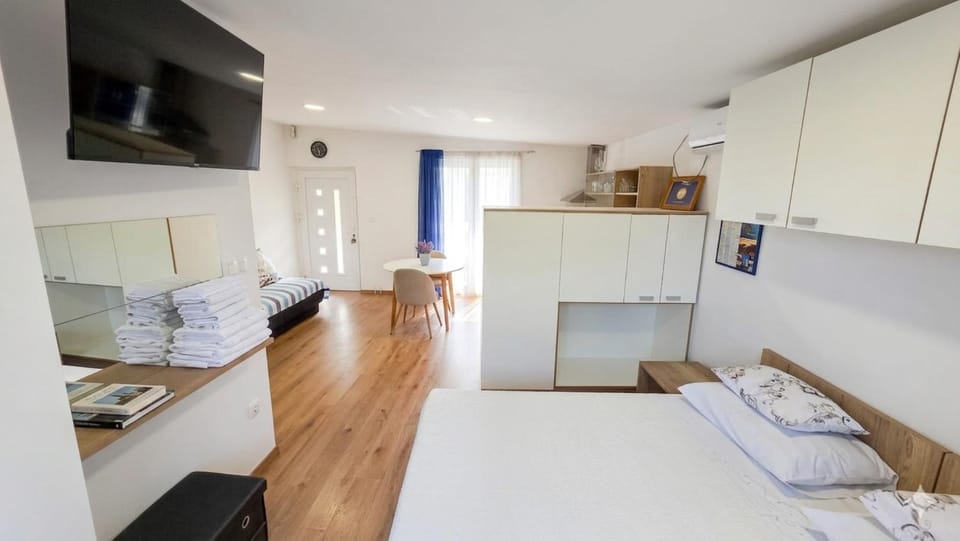 Bed, TV and multimedia, Bedroom, Certificate/Award
