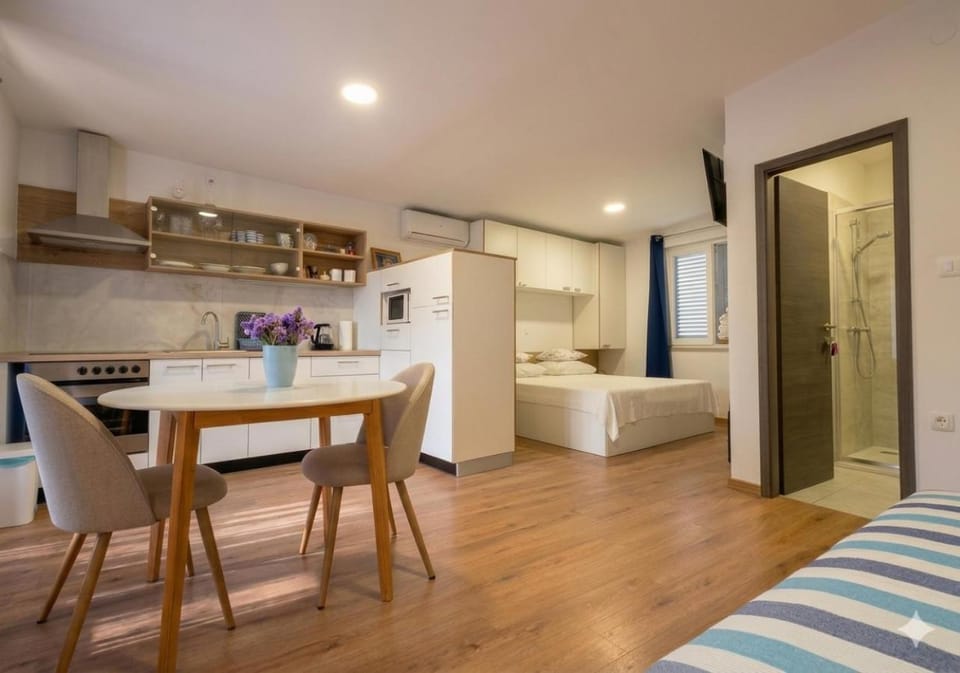 Bed, Seating area, Dining area, Bedroom, microwave, oven, stove, air conditioner, air conditioner