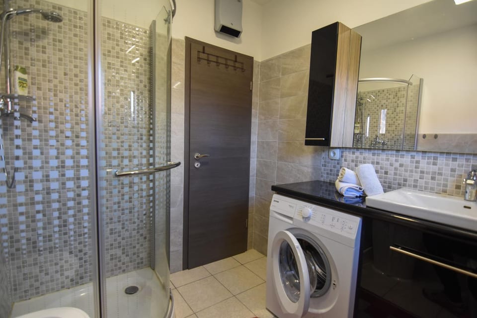 Shower, Toilet, Bathroom, towels, washing machine