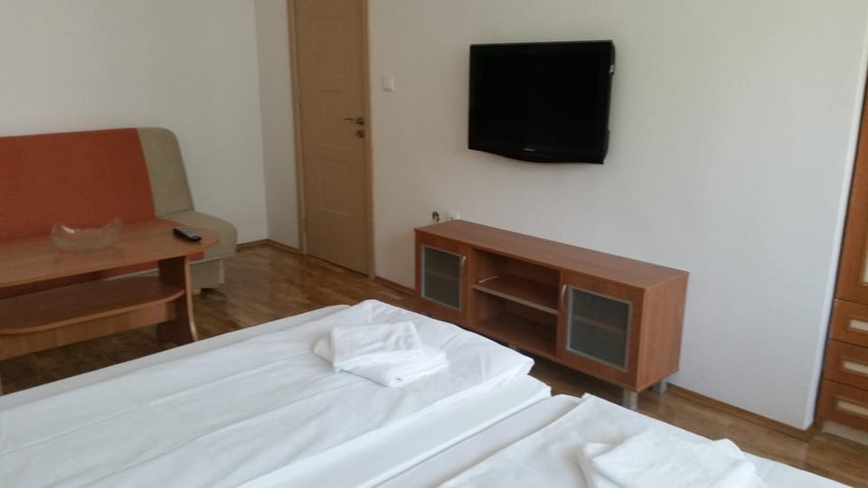 Bed, Dining area, Bedroom