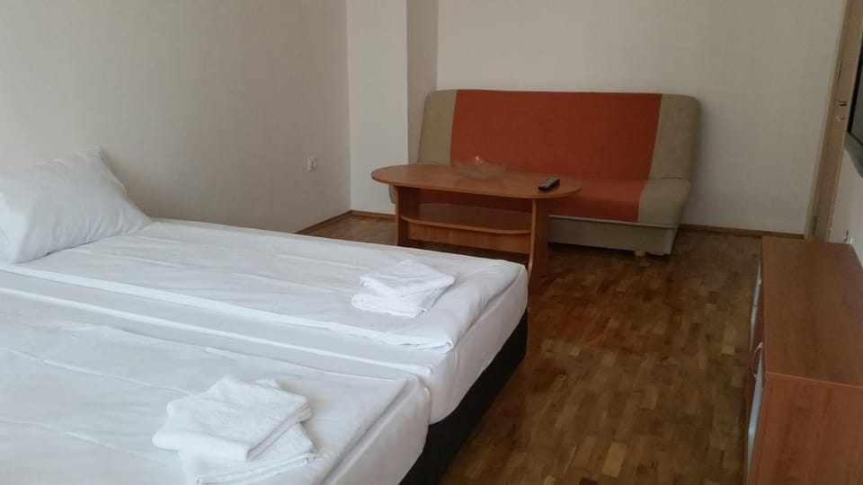Bed, Dining area, Bedroom