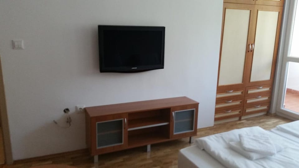 Bed, TV and multimedia, Photo of the whole room, Dining area, Bedroom