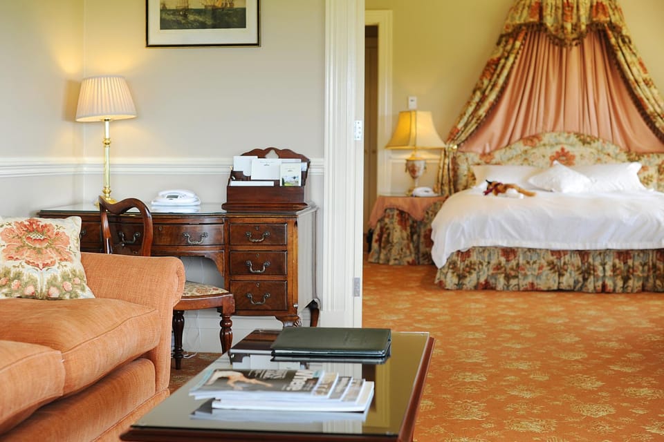 Bed, Balcony/Terrace, Living room, Seating area, Dining area, Bedroom