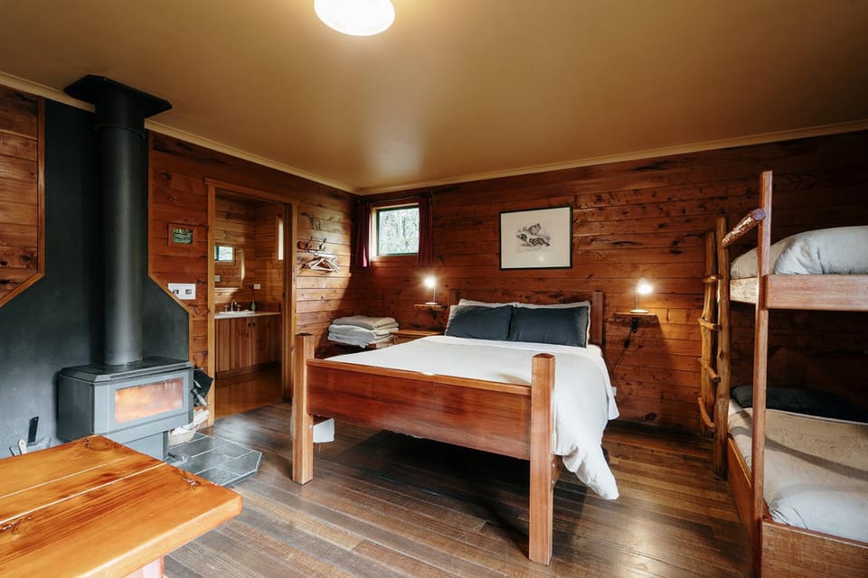 Photo of the whole room, Seating area, Bedroom, bunk bed