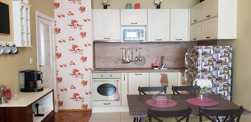 Kitchen or kitchenette, Communal kitchen, Garden view
