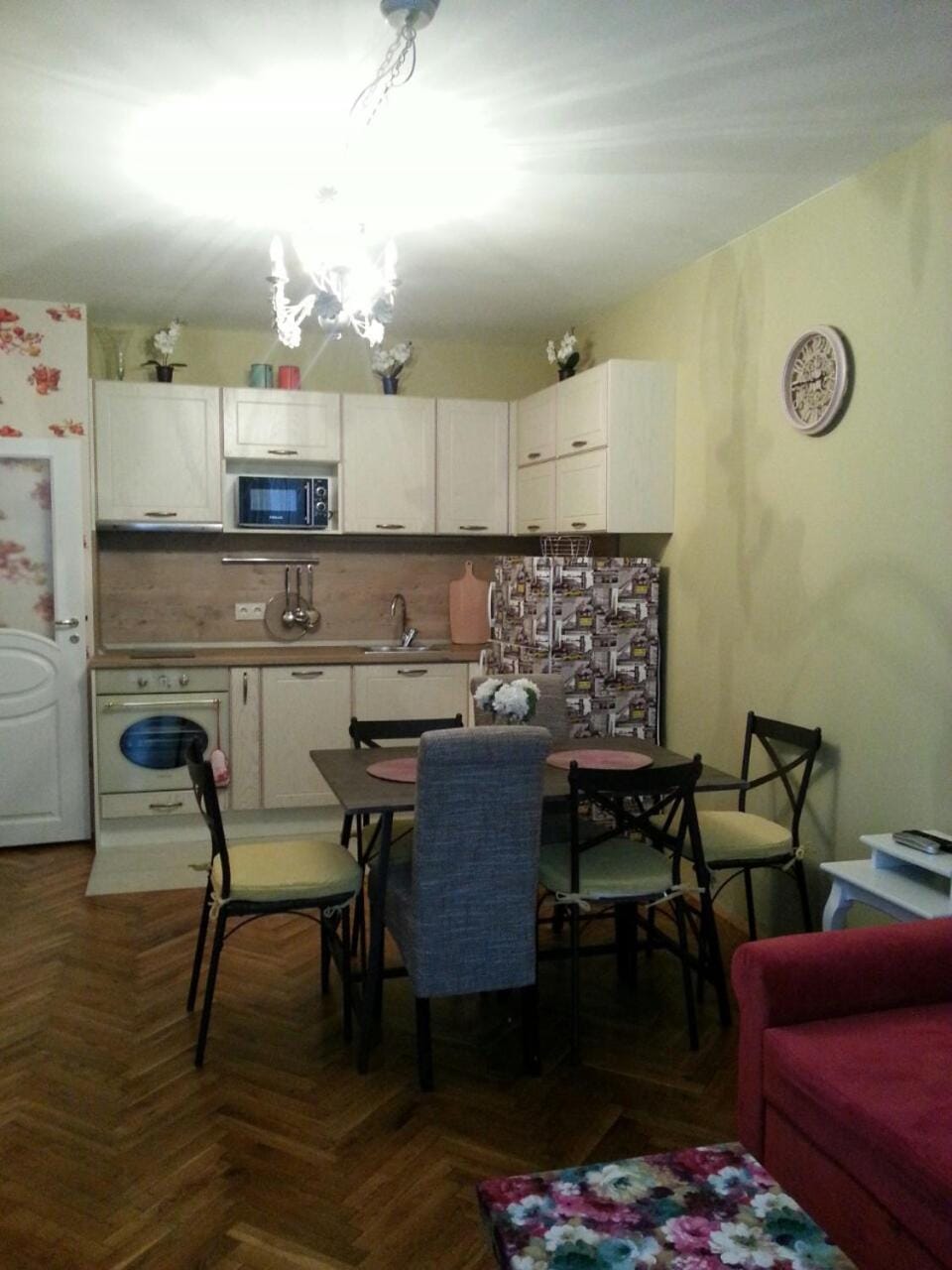 Kitchen or kitchenette, Dining area