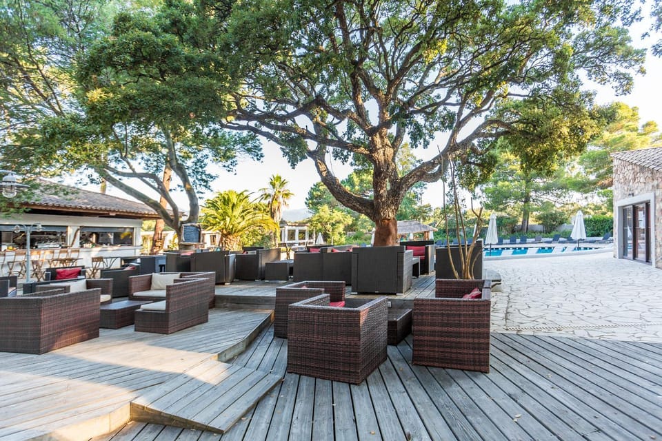 Restaurant/places to eat, Balcony/Terrace, Lounge or bar