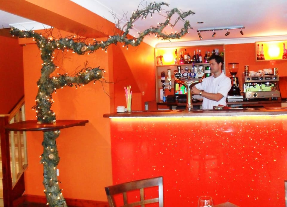 Restaurant/places to eat, Lounge or bar, Drinks, Alcoholic drinks, Non alcoholic drinks