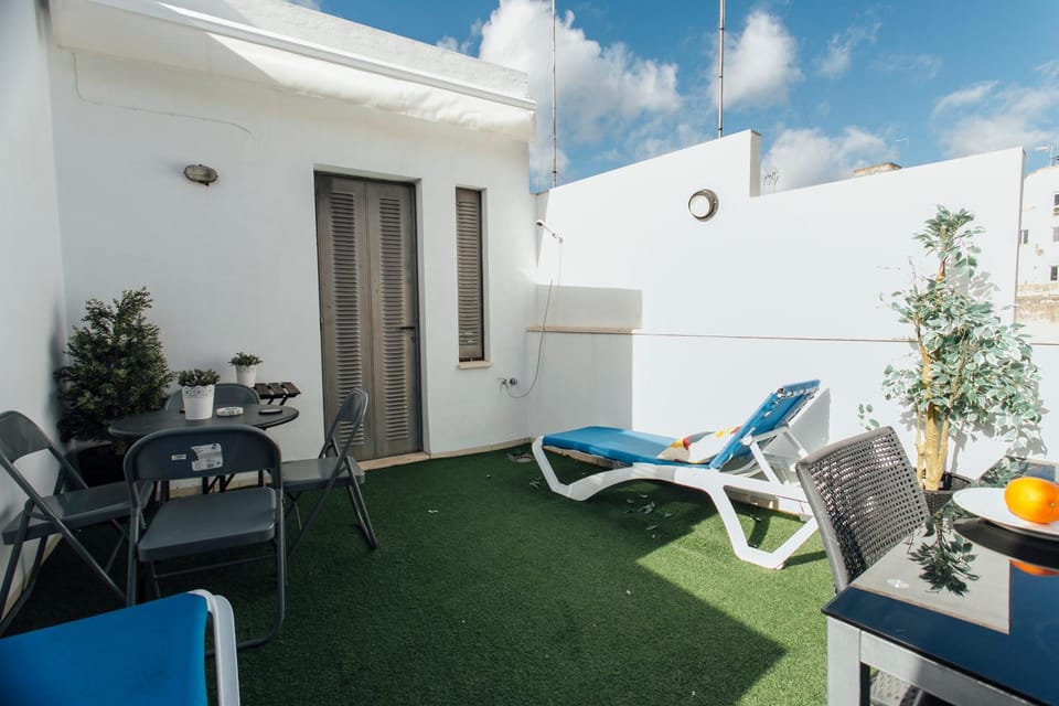 Balcony/Terrace, sunbed